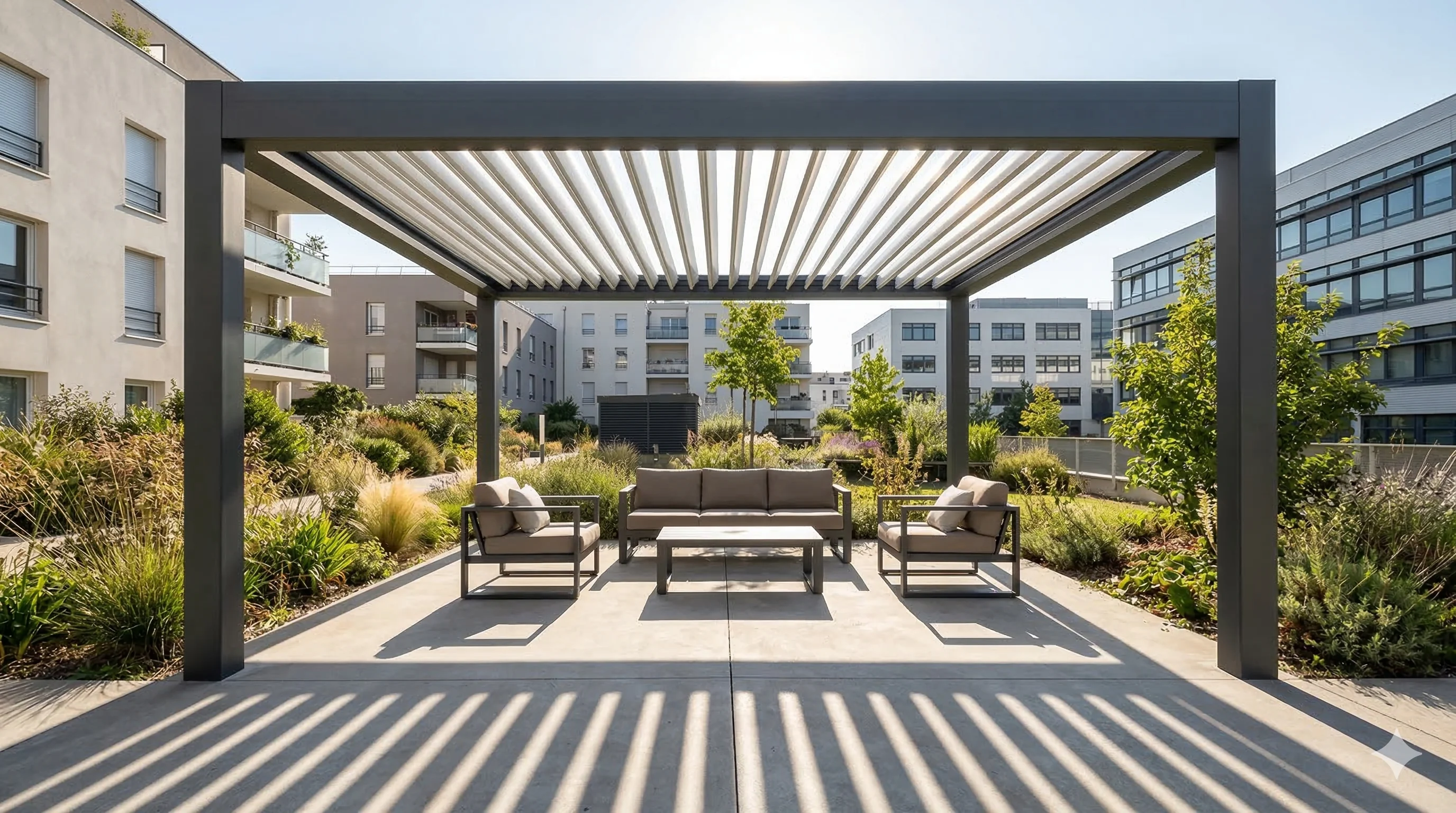 Pergola bioclimatique à lames orientables en aluminium sur une terrasse moderne